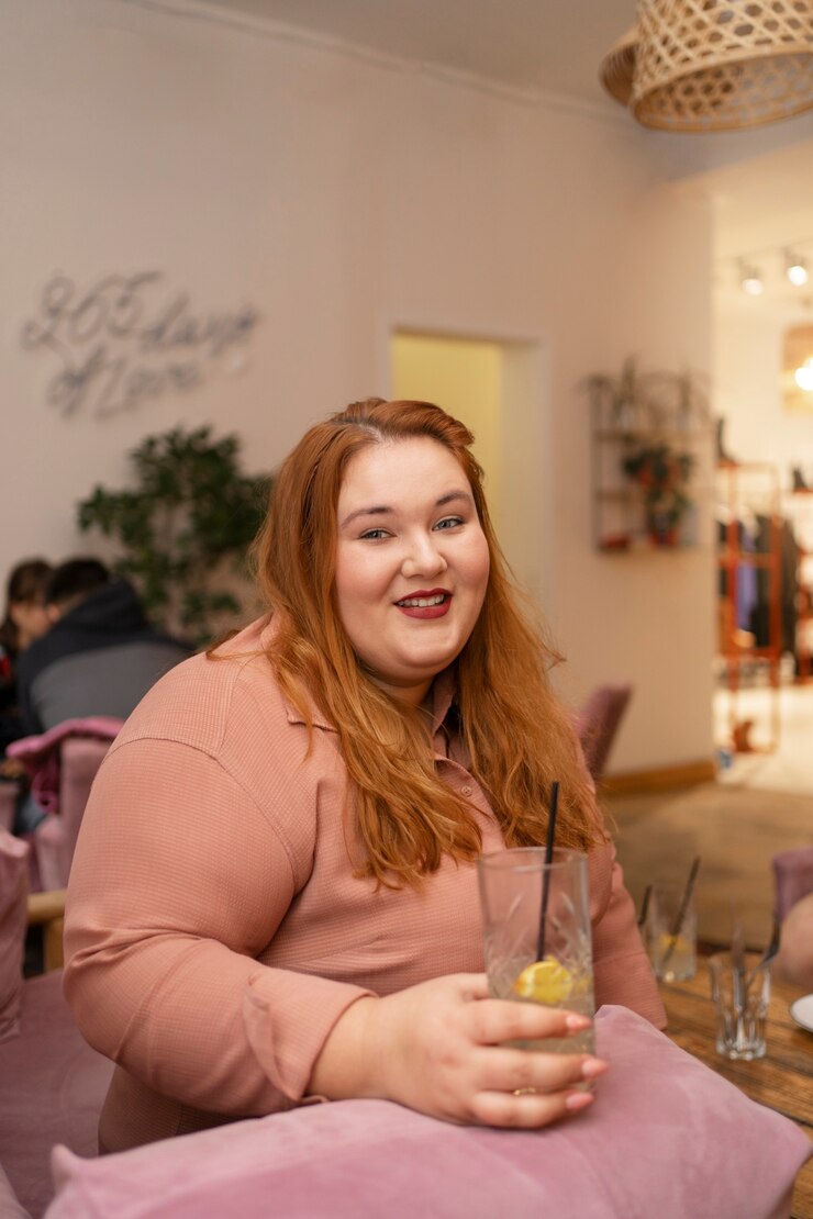 Foto grátis mulher sorridente segurando bebida dose média