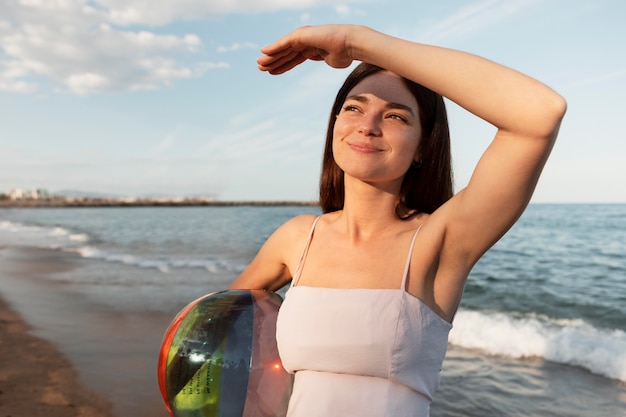 Mulher sorridente segurando bola tiro médio