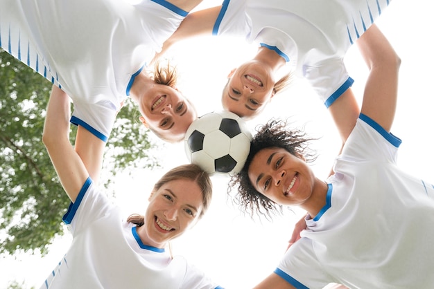 Mulher sorridente segurando uma bola