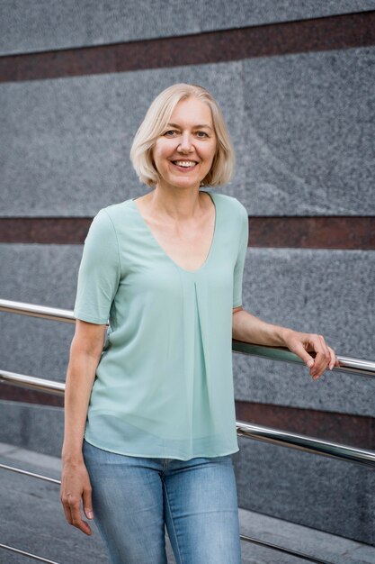 Mulher sorridente sênior posando ao ar livre