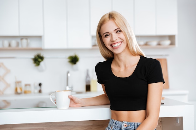 Mulher sorridente, sentando cozinha