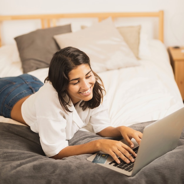 Foto grátis mulher sorridente, trabalhando no laptop em casa