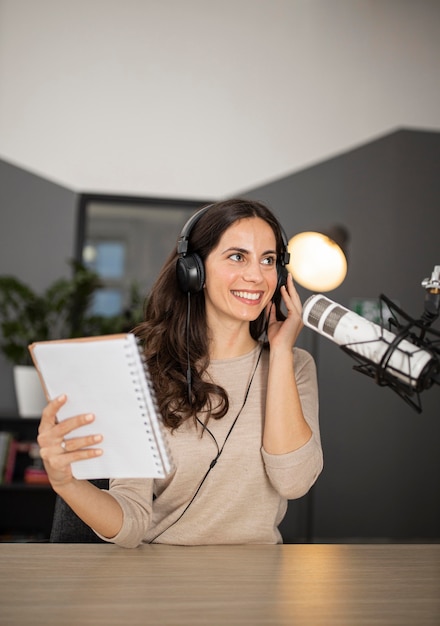 Foto grátis mulher sorridente transmitindo no rádio