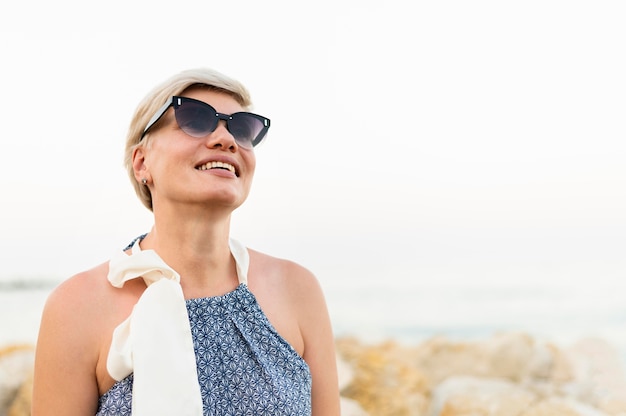 Foto grátis mulher sorridente usando óculos escuros