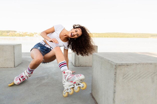 Mulher sorridente usando patins