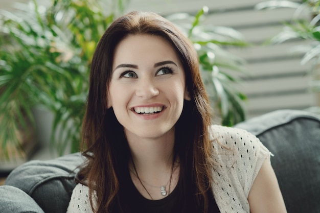 Foto grátis mulher sorrindo e olhando para cima