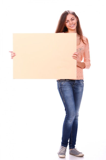 Mulher sorrindo segurando um cartaz em branco