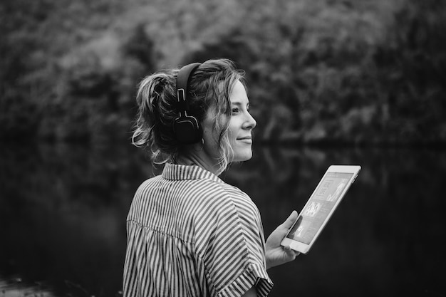 Foto grátis mulher sozinha na natureza ouvindo música com fones de ouvido e cavando