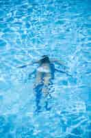 Foto grátis mulher submersa na água