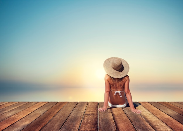 Mulher, sunbathe, ensolarado, verão, praia, relaxante, conceito