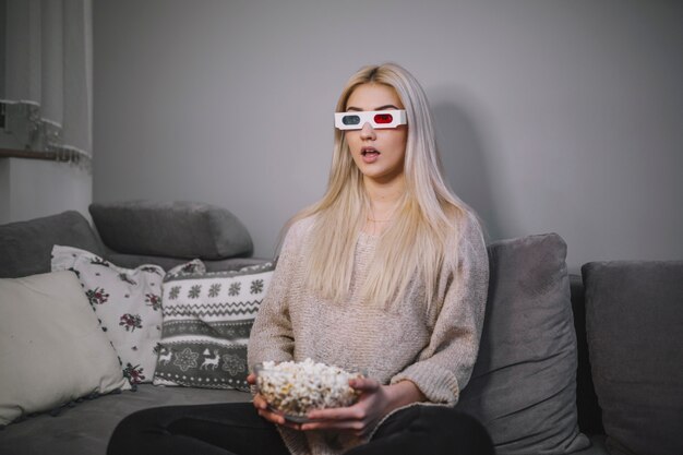 Foto grátis mulher surpreendida em óculos 3d assistindo tv