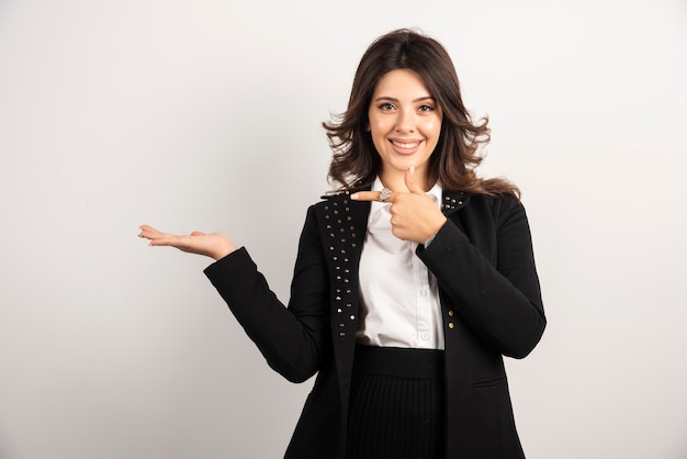 Mulher surpreendida em uma jaqueta preta cobriu as orelhas.