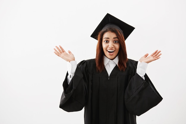 Mulher surpreendida feliz pós-graduação gesticulando.