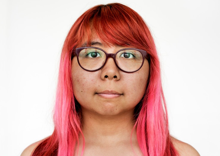 Foto grátis mulher tailandesa de worldface em um fundo branco