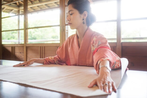 Mulher talentosa trabalhando com papel japonês