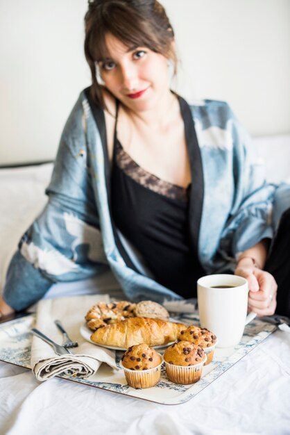 Mulher, tendo, café manhã cama