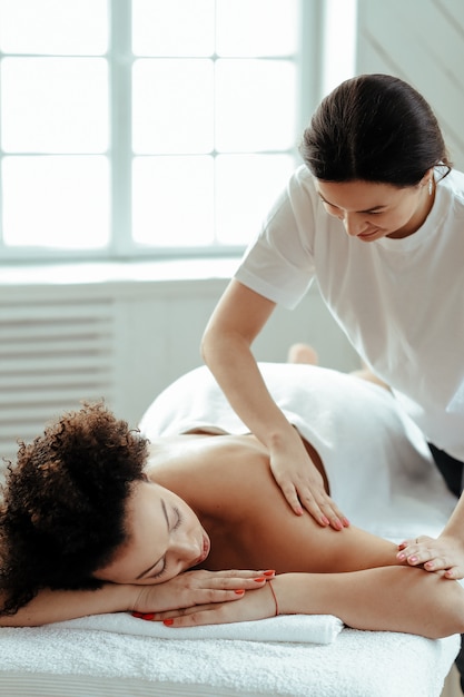 Foto grátis mulher tendo massagem nas costas e ombros