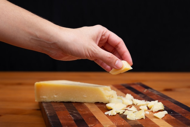 Mulher, tendo, pedaço parmesão, de, tábua madeira