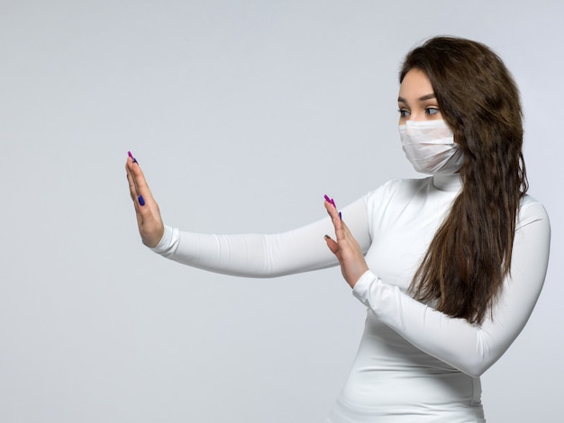 Mulher tentando distanciamento social pedindo para não chegar perto dela