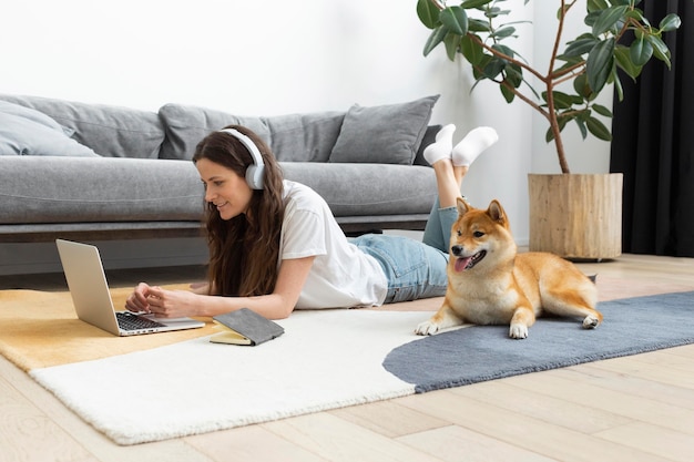 Mulher tentando se concentrar ao lado de seu cachorro