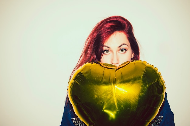 Foto grátis mulher tímida escondida com um balão