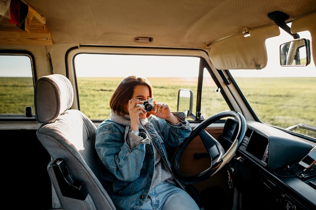 Foto grátis mulher tirando foto em uma van