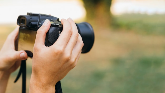 Mulher tirando fotos com uma câmera fotográfica