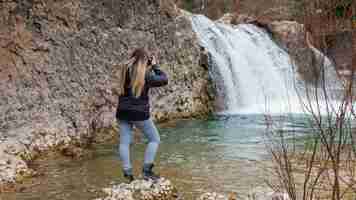 Foto grátis mulher tirando fotos da natureza