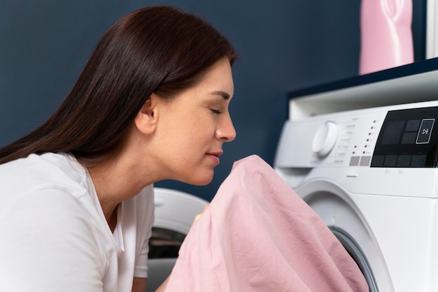 Foto grátis mulher tirando roupas da máquina de lavar