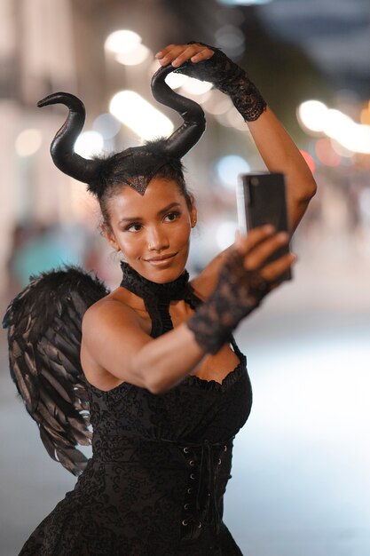 Mulher tirando selfie média foto