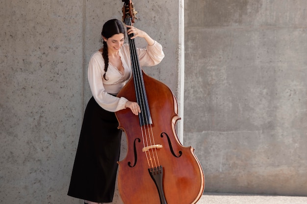 Mulher tocando contrabaixo médio