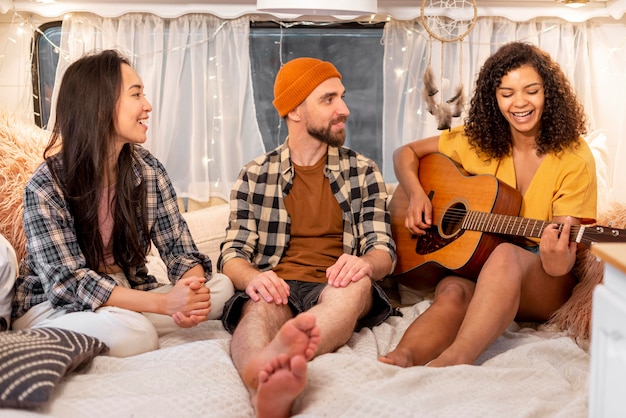 Foto grátis mulher tocando guitarra e aventura no conceito de viagem