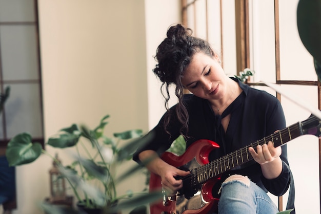 Mulher tocando no seu violão