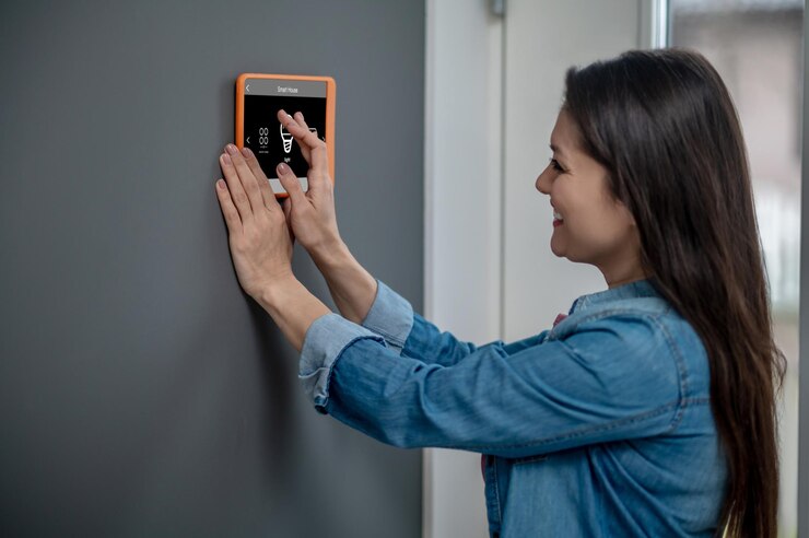 Foto grátis mulher tocando o modo de escolha do dispositivo doméstico inteligente