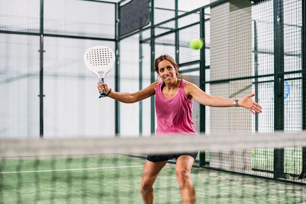 Mulher tocando padel