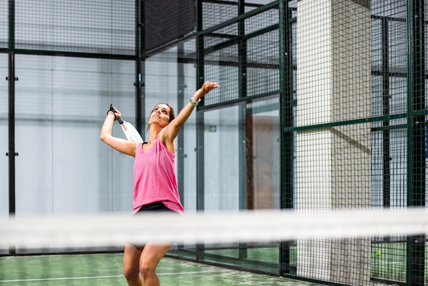 Mulher tocando padel