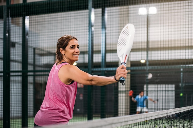 Foto grátis mulher tocando padel