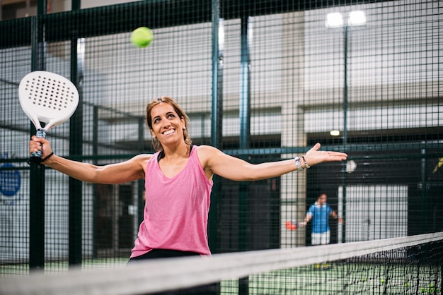 Mulher tocando padel