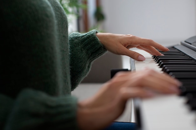 Mulher tocando piano vista lateral