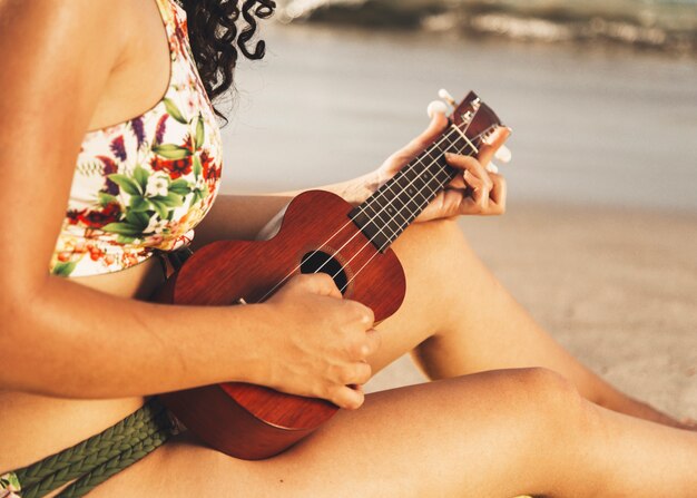 Mulher, tocando, ukulele, ligado, praia