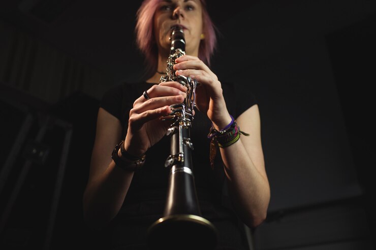Foto grátis mulher tocando um clarinete na escola de música