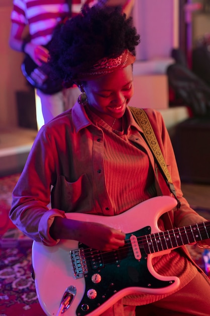 Mulher tocando violão em evento local