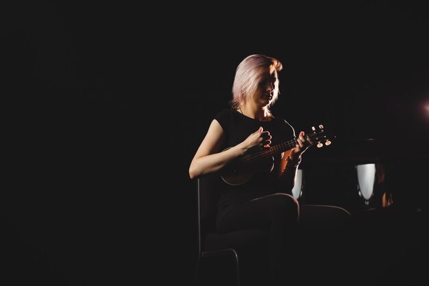 Mulher tocando violão