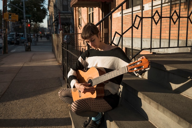 Mulher tocando violão