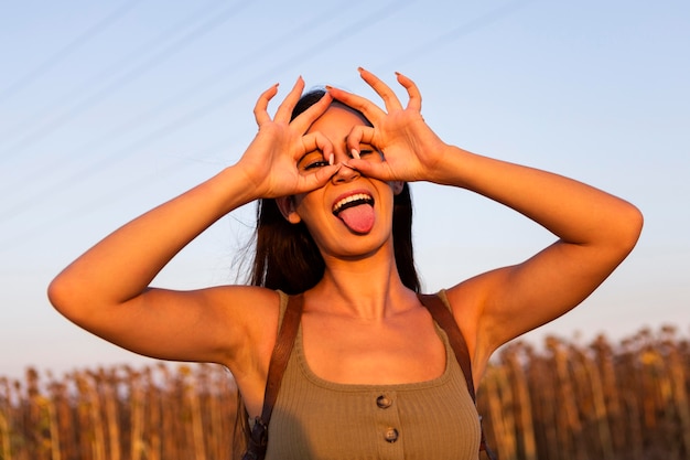 Foto grátis mulher tola posando ao ar livre ao pôr do sol