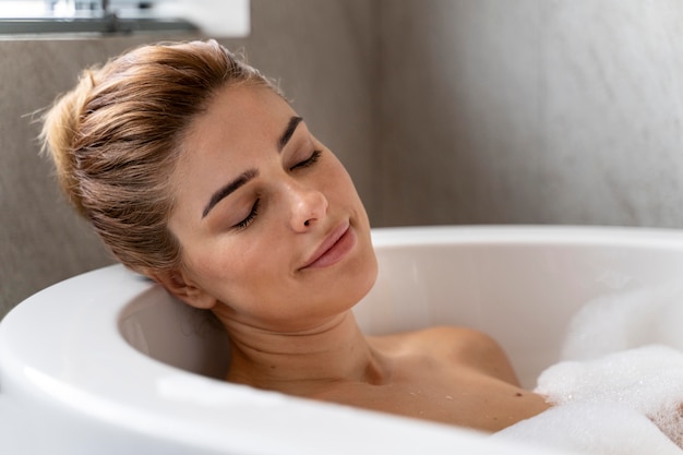 Mulher tomando banho de espuma relaxante