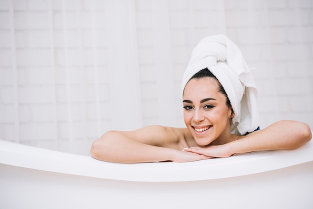 Mulher tomando banho relaxante em um spa