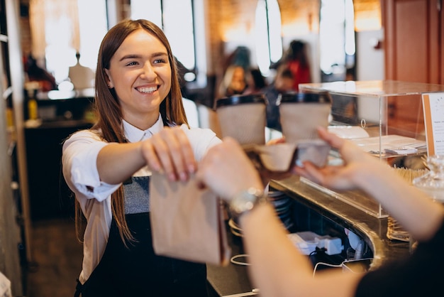 Foto grátis mulher tomando bebidas de café em uma cafeteria