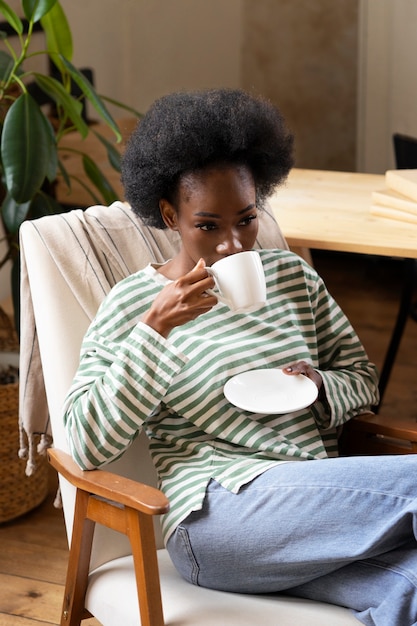 Foto grátis mulher tomando café com vista lateral