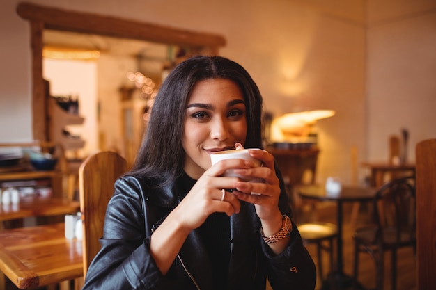 Mulher tomando café na cafeteria